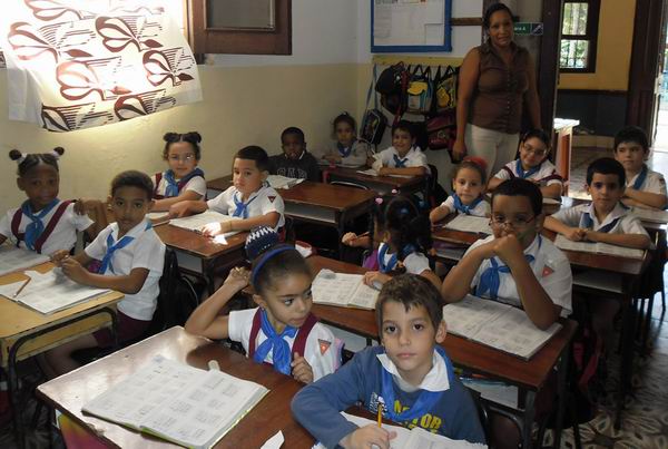 Lic. Edilia Freire González, profesora de primer grado Lic. Edilia Freire González, profesora de primer grado